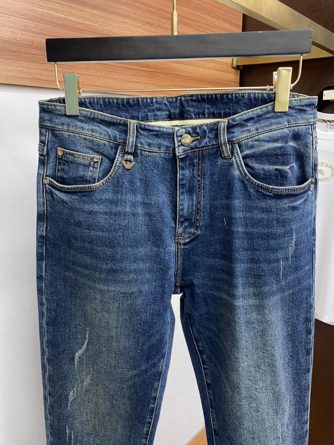  阿玛尼 25年新款修身时尚牛仔裤 精梳棉蓝色牛仔面料  设计亮点：五金色使用超A级电镀金属色：古金色A