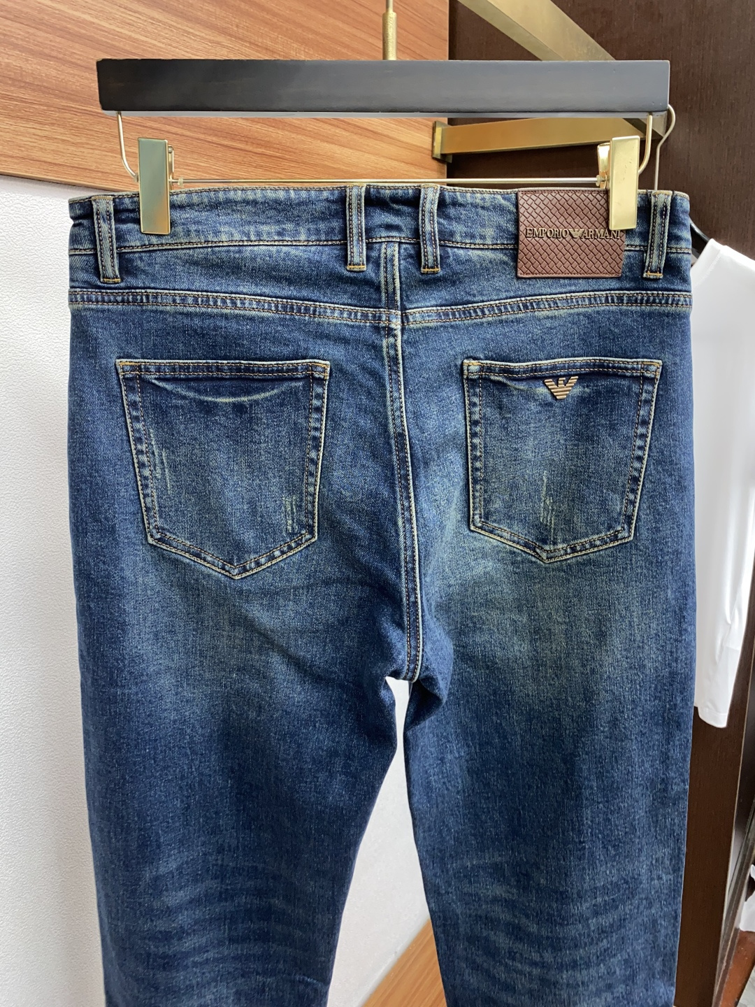  阿玛尼 25年新款修身时尚牛仔裤 精梳棉蓝色牛仔面料  设计亮点：五金色使用超A级电镀金属色：古金色A