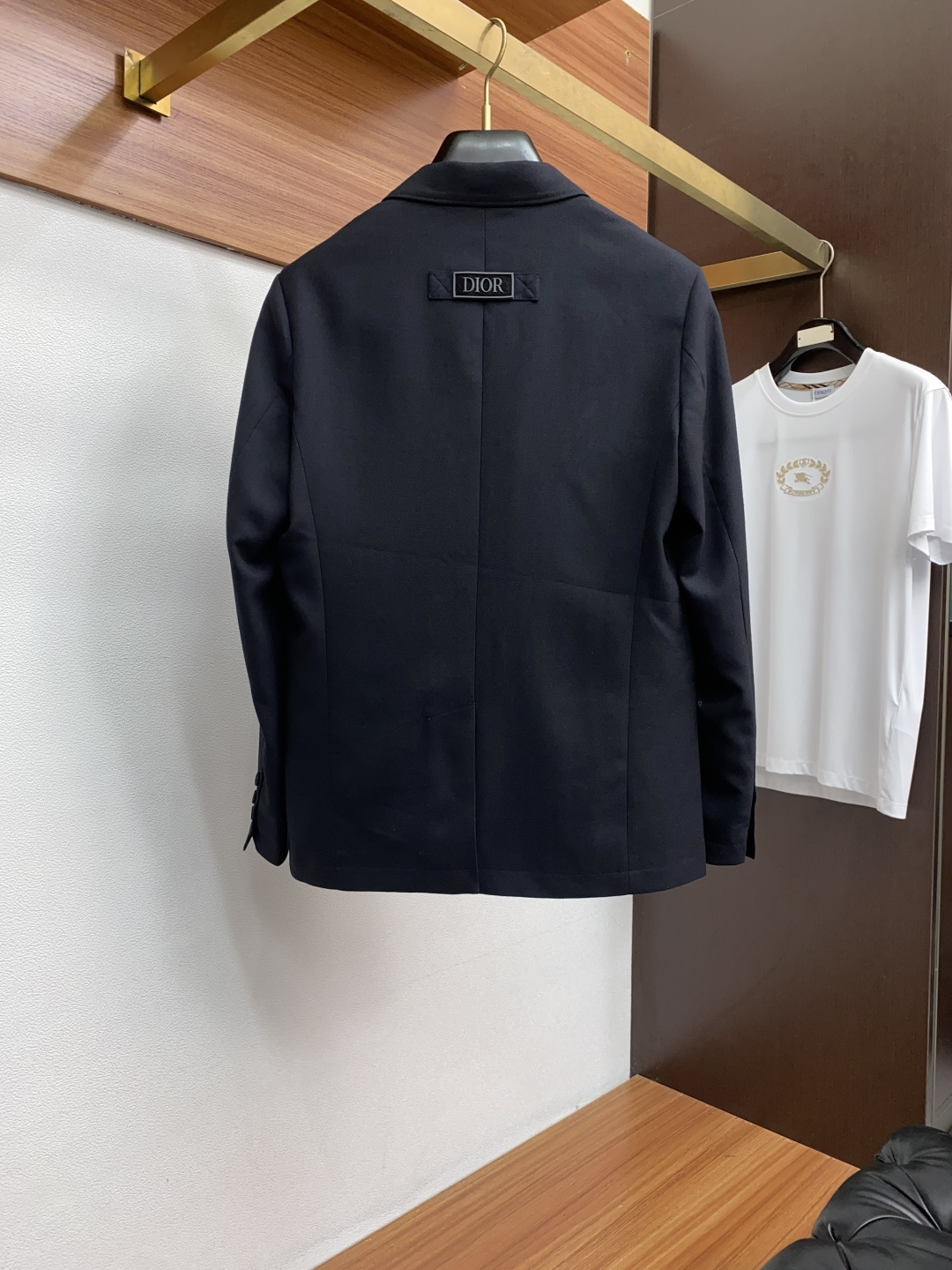  迪奥 2025新品男士西服 
高端商务男装西装外套 新视角西服外套,休闲商务的魅力徽标.经典版型裁剪,