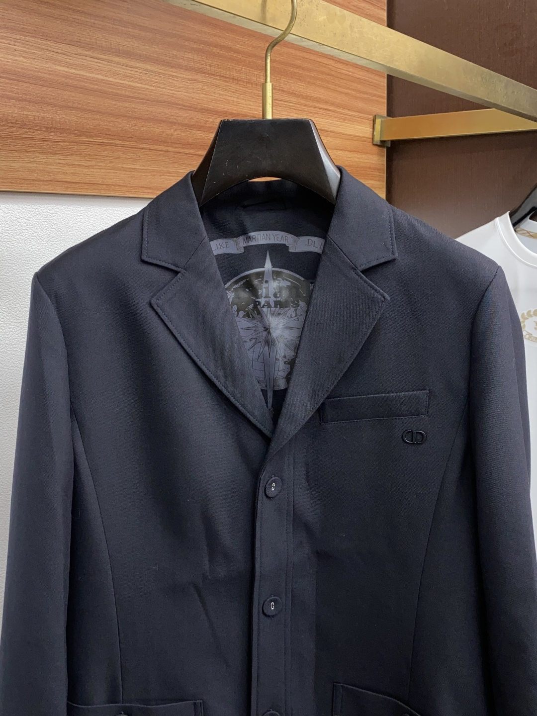  迪奥 2025新品男士西服 
高端商务男装西装外套 新视角西服外套,休闲商务的魅力徽标.经典版型裁剪,