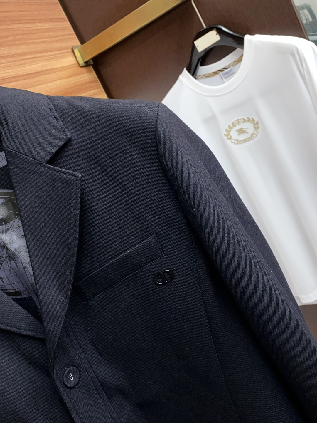  迪奥 2025新品男士西服 
高端商务男装西装外套 新视角西服外套,休闲商务的魅力徽标.经典版型裁剪,