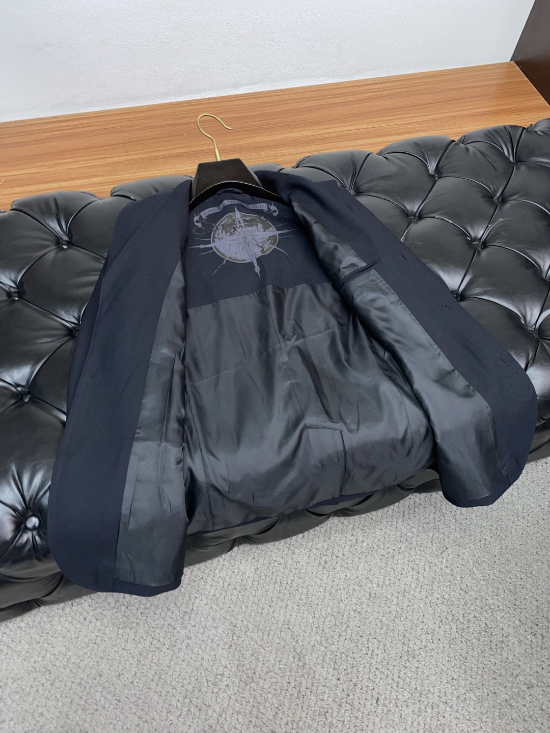  迪奥 2025新品男士西服 
高端商务男装西装外套 新视角西服外套,休闲商务的魅力徽标.经典版型裁剪,