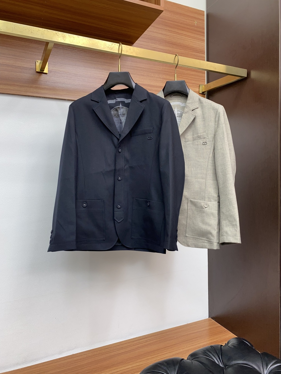  迪奥 2025新品男士西服 
高端商务男装西装外套 新视角西服外套,休闲商务的魅力徽标.经典版型裁剪,