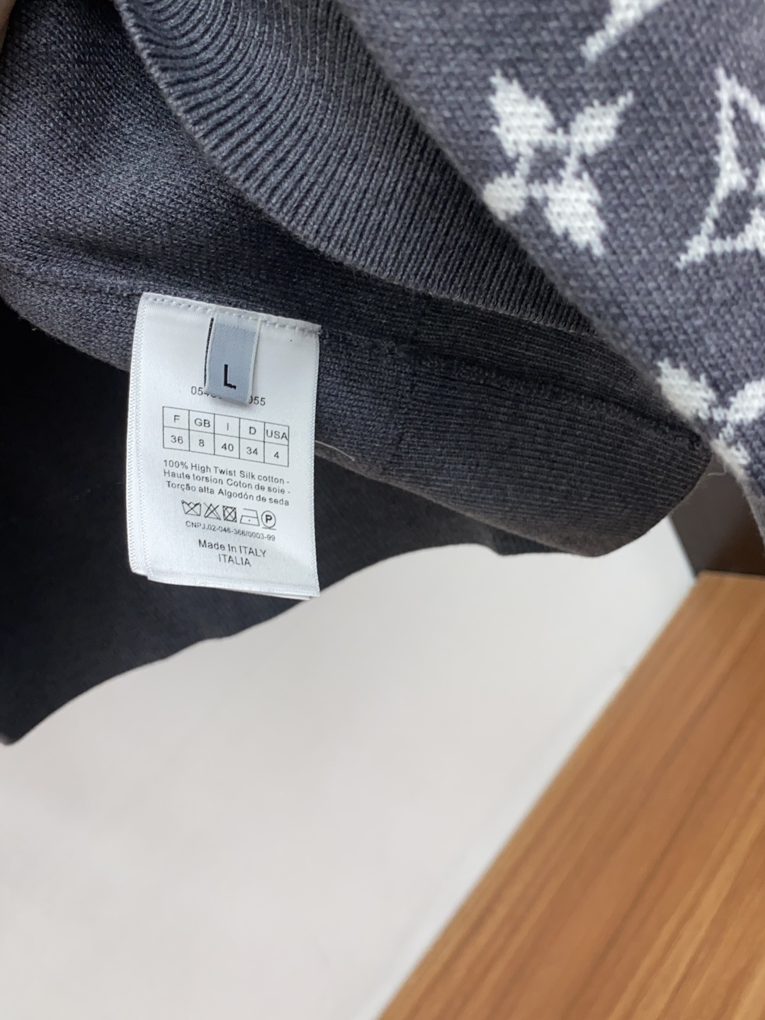 1v路易威登 男士高端简约V领针织毛衣开衫长袖 ，香港洋行渠道货，纯正血统品质，25年秋冬 新款，经典王