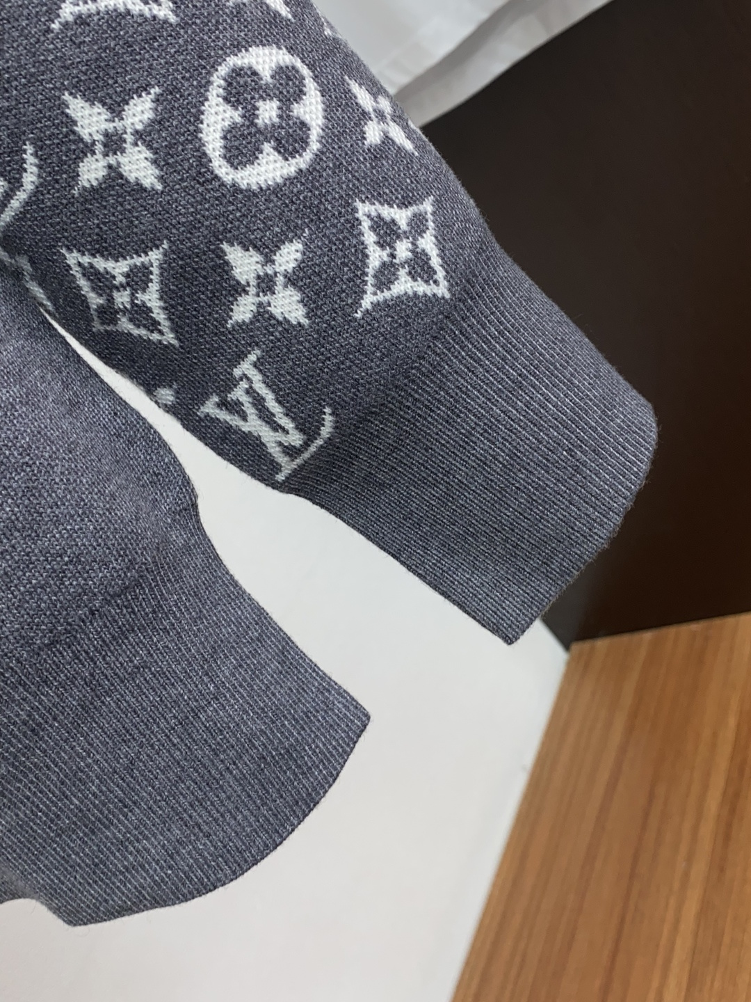 1v路易威登 男士高端简约V领针织毛衣开衫长袖 ，香港洋行渠道货，纯正血统品质，25年秋冬 新款，经典王