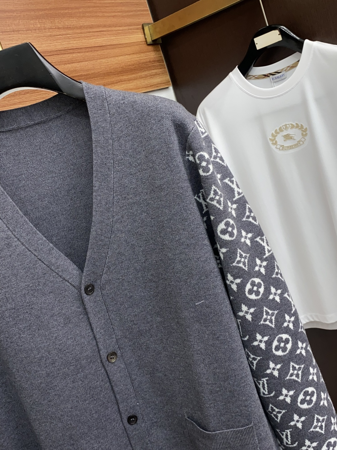 1v路易威登 男士高端简约V领针织毛衣开衫长袖 ，香港洋行渠道货，纯正血统品质，25年秋冬 新款，经典王