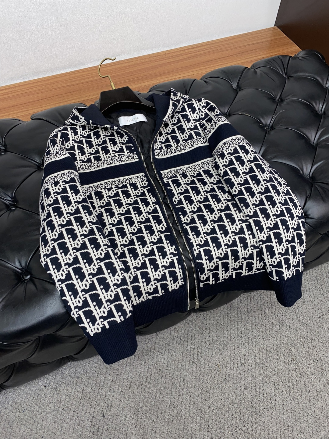 迪奥 25ss最新品 针织夹克外套，设计帅气有型！百搭必备单品，时尚潮牌， 轻松营造酷帅氛围感 ，高级感