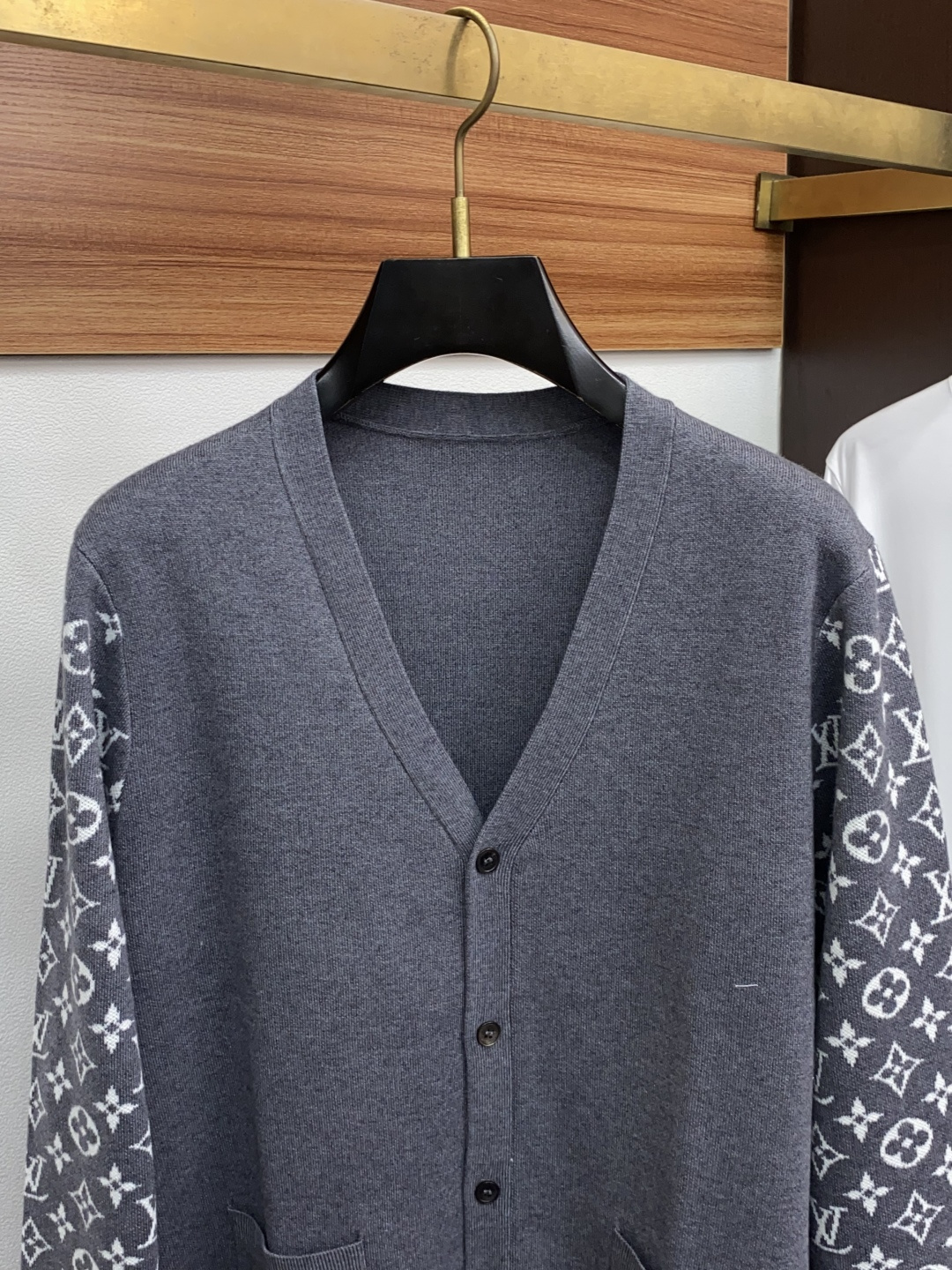 1v路易威登 男士高端简约V领针织毛衣开衫长袖 ，香港洋行渠道货，纯正血统品质，25年秋冬 新款，经典王