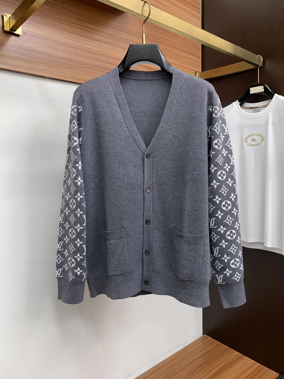 1v路易威登 男士高端简约V领针织毛衣开衫长袖 ，香港洋行渠道货，纯正血统品质，25年秋冬 新款，经典王