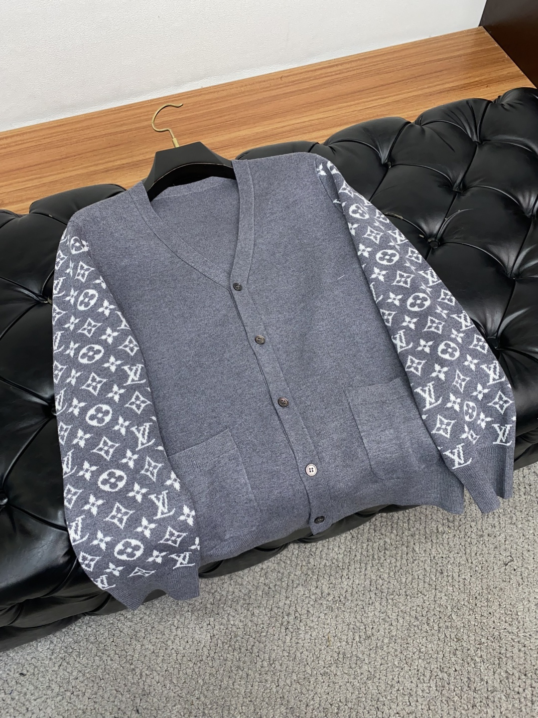 1v路易威登 男士高端简约V领针织毛衣开衫长袖 ，香港洋行渠道货，纯正血统品质，25年秋冬 新款，经典王