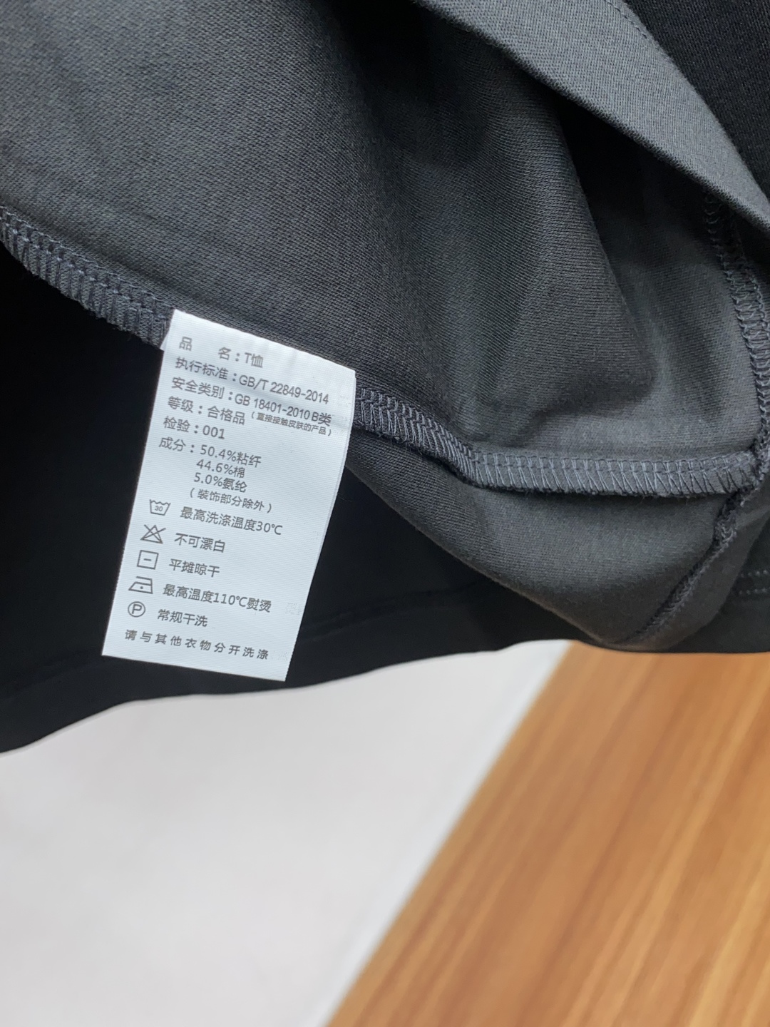 普拉达 2025秋冬专柜新款 时尚休闲打底衫长袖T恤，精选进口高密度丝光棉 进口定制针织面面料，精致原版