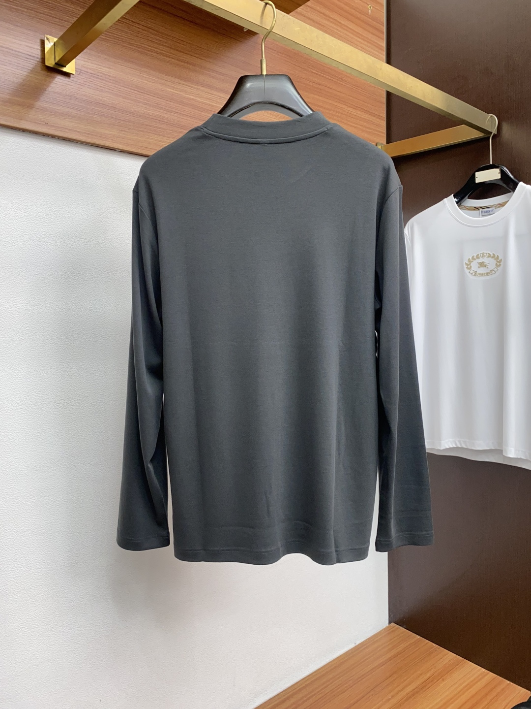 普拉达 2025秋冬专柜新款 时尚休闲打底衫长袖T恤，精选进口高密度丝光棉 进口定制针织面面料，精致原版