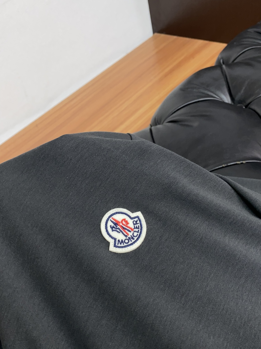 普拉达 2025秋冬专柜新款 时尚休闲打底衫长袖T恤，精选进口高密度丝光棉 进口定制针织面面料，精致原版