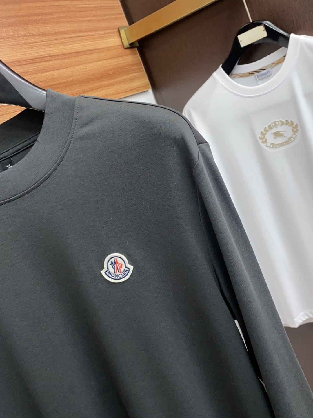 普拉达 2025秋冬专柜新款 时尚休闲打底衫长袖T恤，精选进口高密度丝光棉 进口定制针织面面料，精致原版