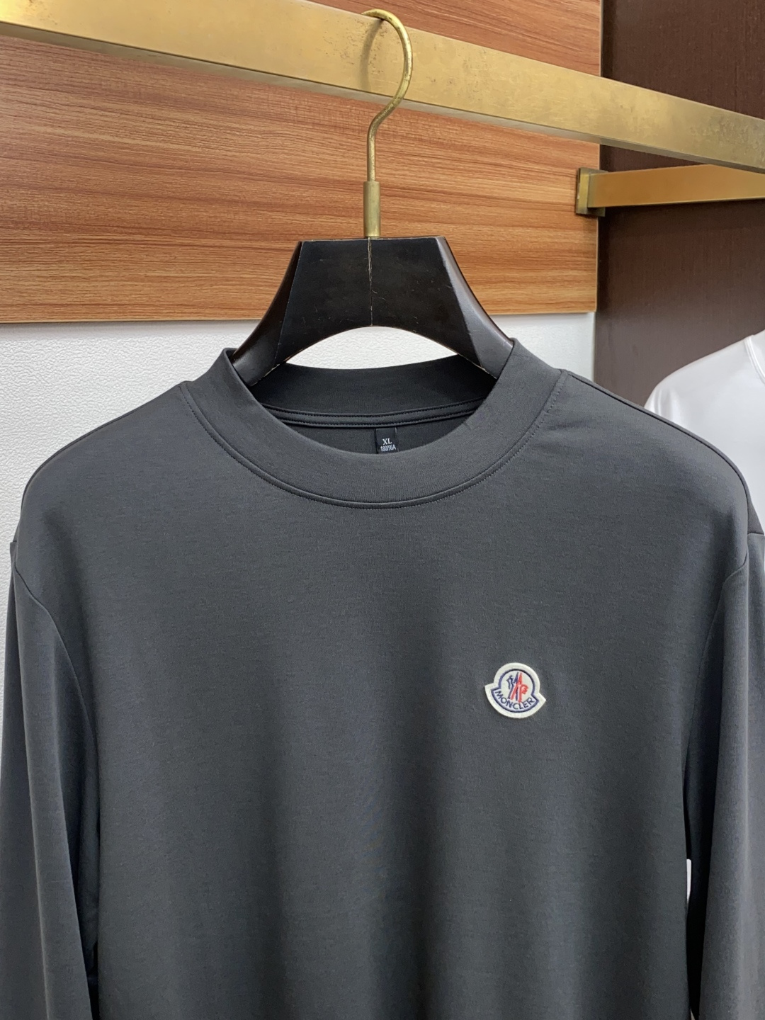 普拉达 2025秋冬专柜新款 时尚休闲打底衫长袖T恤，精选进口高密度丝光棉 进口定制针织面面料，精致原版