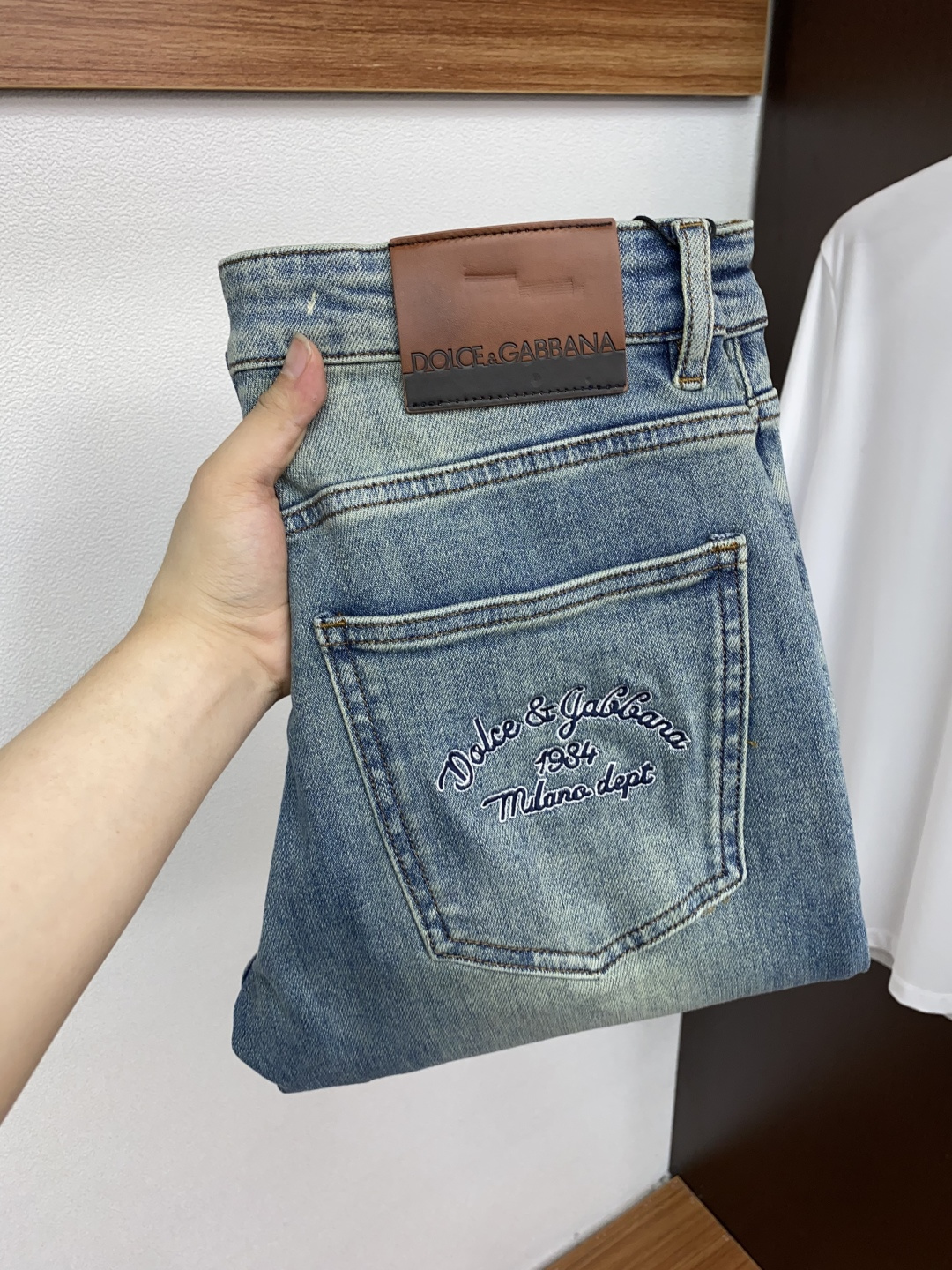 NO:597502,DG FW Autumn and Winter New Men's Small Straight Original Jeans Autumn and Winter new models are super soft, elastic fabrics, and complex handicraft superimposition. If you stay in any washing process for a few seconds, it will turn into a completely different color effect, so it is more precious, especially durable and taste-resistant... Use the best elastic texture of tannins, genuine leather labels, high-end metal accessories... to create a unique and original jeans style!  Original hardware accessories, super correct fit, comfortable and breathable, extremely high grade, counter quality, handsome upper body. Size 29-38 No 35 37,,jeans,alexander wang19860909DG FW秋冬 新款 男士小直筒原单 牛仔裤 秋冬新款超柔软,弹力面料,复杂的手工艺叠加,任何一个洗水环节多停留几秒都会变成完全不一样的颜色效果,所以越加珍贵,特别持久、耐味…… 选用上乘的丹宁弹力质感,真皮皮牌、高定的金属辅料……打造出独特及原创的牛仔裤款型！原版五金辅料,版型超正,舒适透气,档次极高,专柜品质,上身帅气十足. 码数29-38 无35 37,,jeans,alexander wang,Men's clothing