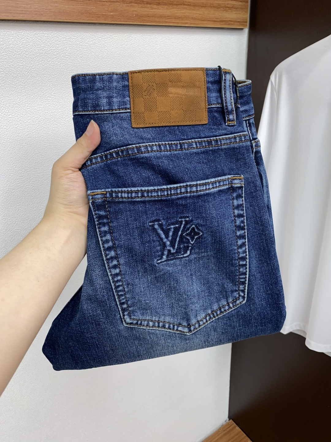  1v 路易威登 25ss秋冬 新款 男士小直筒原单 牛仔裤 秋冬新款超柔软，弹力面料，复杂的手工艺叠加