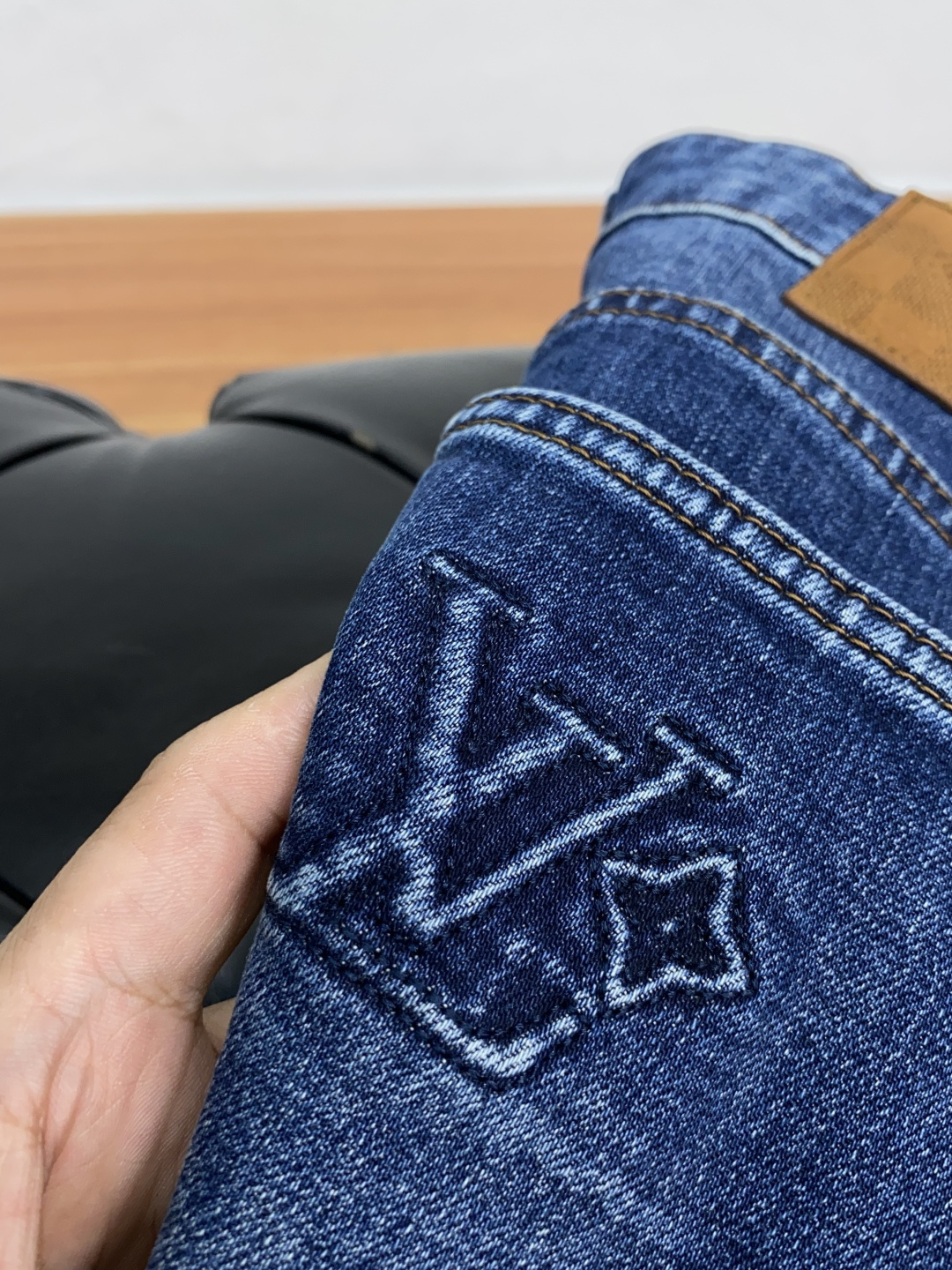  1v 路易威登 25ss秋冬 新款 男士小直筒原单 牛仔裤 秋冬新款超柔软，弹力面料，复杂的手工艺叠加