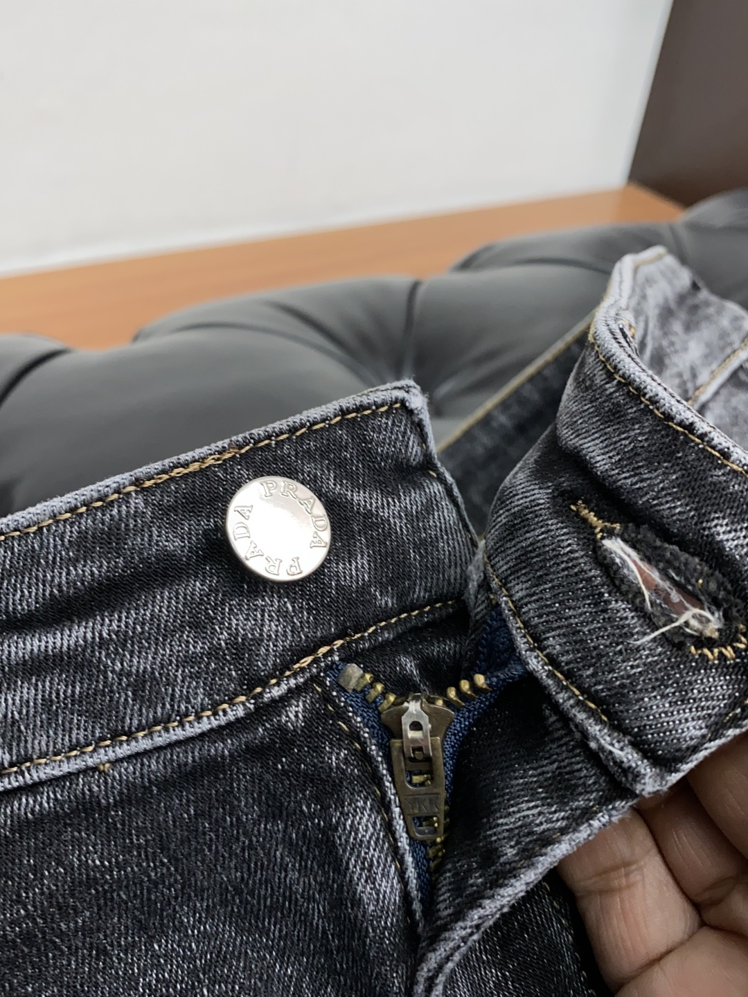 普拉达 25ss秋冬 新款 男士小直筒原单 牛仔裤 秋冬新款超柔软，弹力面料，复杂的手工艺叠加，任何一个