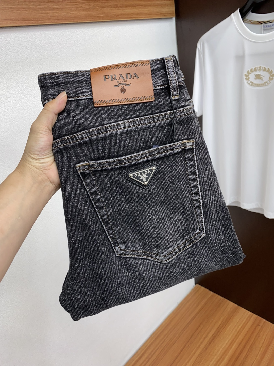 普拉达 25ss秋冬 新款 男士小直筒原单 牛仔裤 秋冬新款超柔软，弹力面料，复杂的手工艺叠加，任何一个