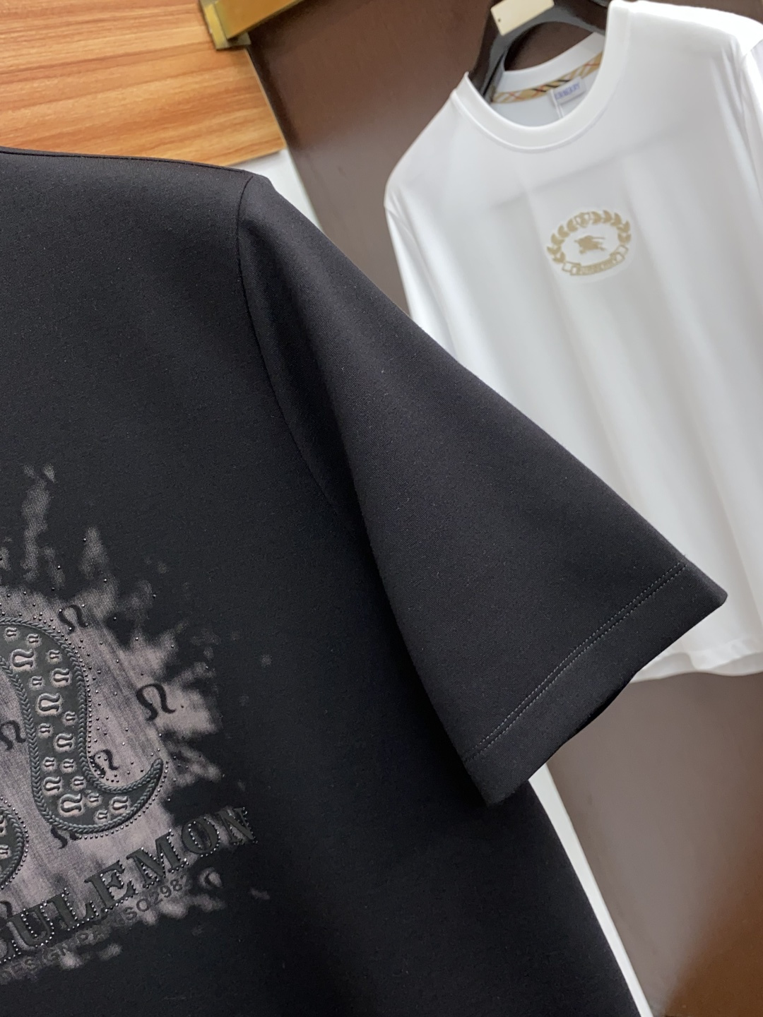  LULU 2025秋冬专柜新款 时尚休闲打底衫短袖T恤，精选莫代尔空气棉 精致原版logo打造，舒适性