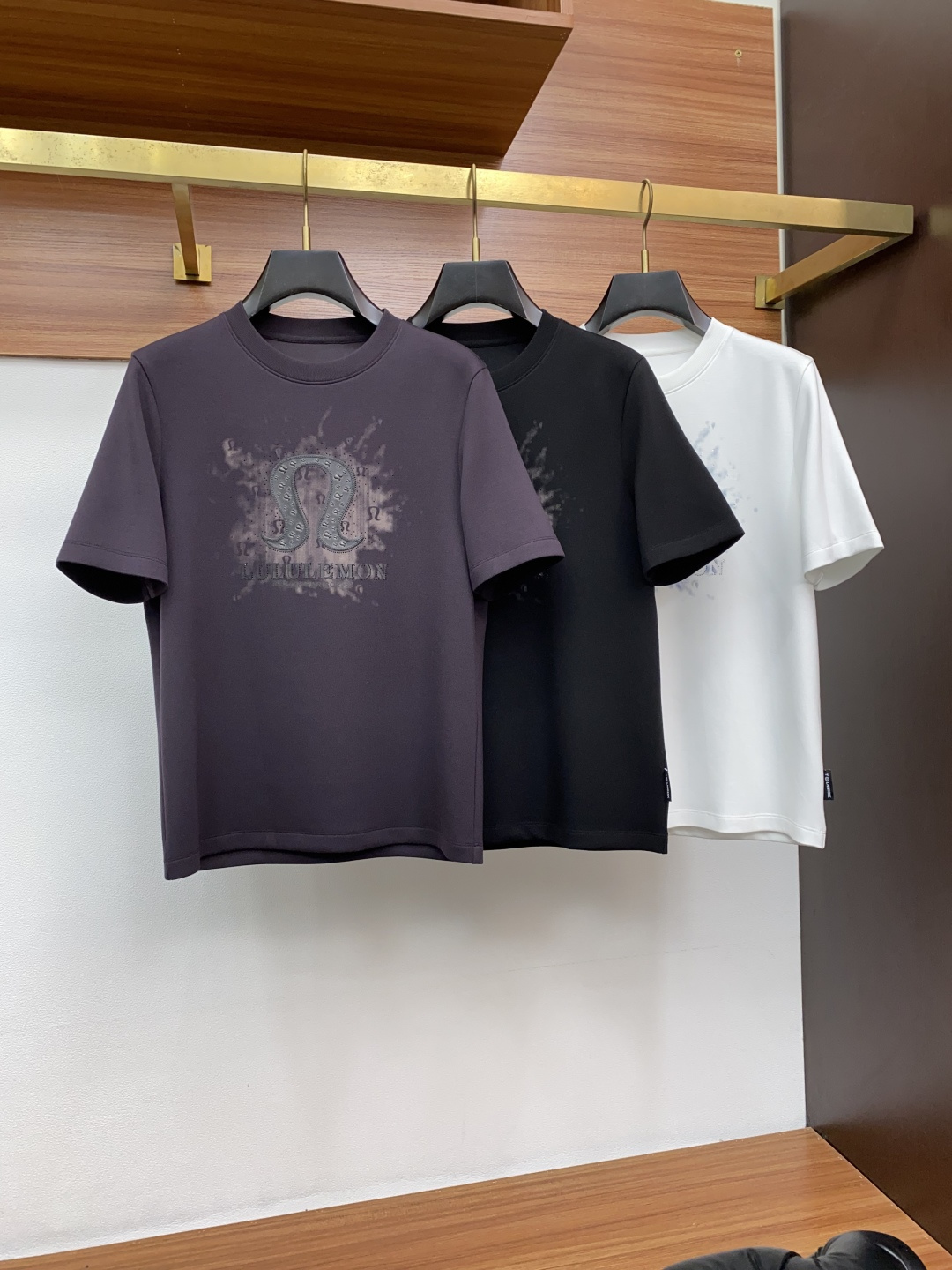  LULU 2025秋冬专柜新款 时尚休闲打底衫短袖T恤，精选莫代尔空气棉 精致原版logo打造，舒适性