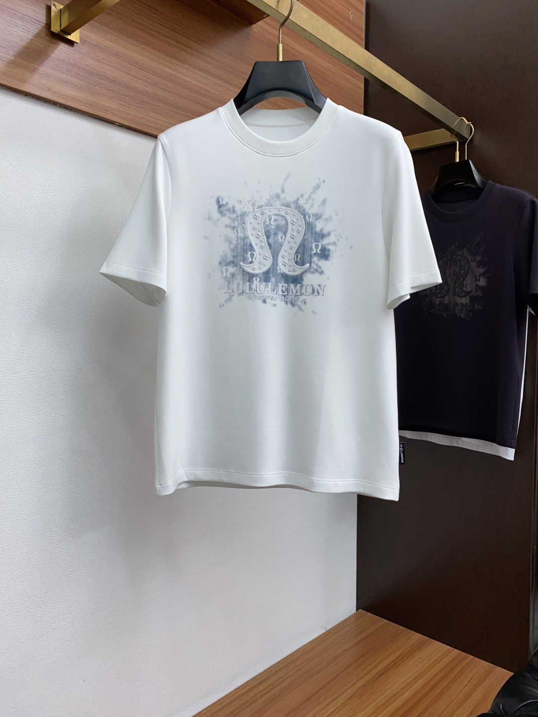  LULU 2025秋冬专柜新款 时尚休闲打底衫短袖T恤，精选莫代尔空气棉 精致原版logo打造，舒适性