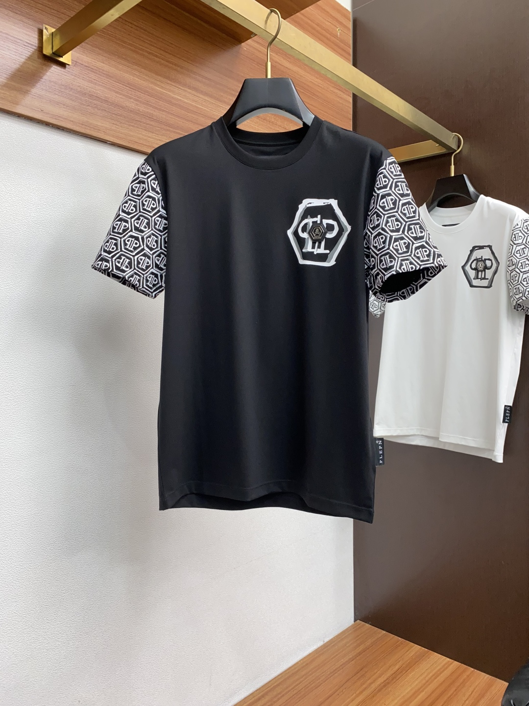  PP 系列 VIP高级定制 2025新款短袖  百搭款式 任何人都可以轻松驾驭 面料全订制工艺 高定一