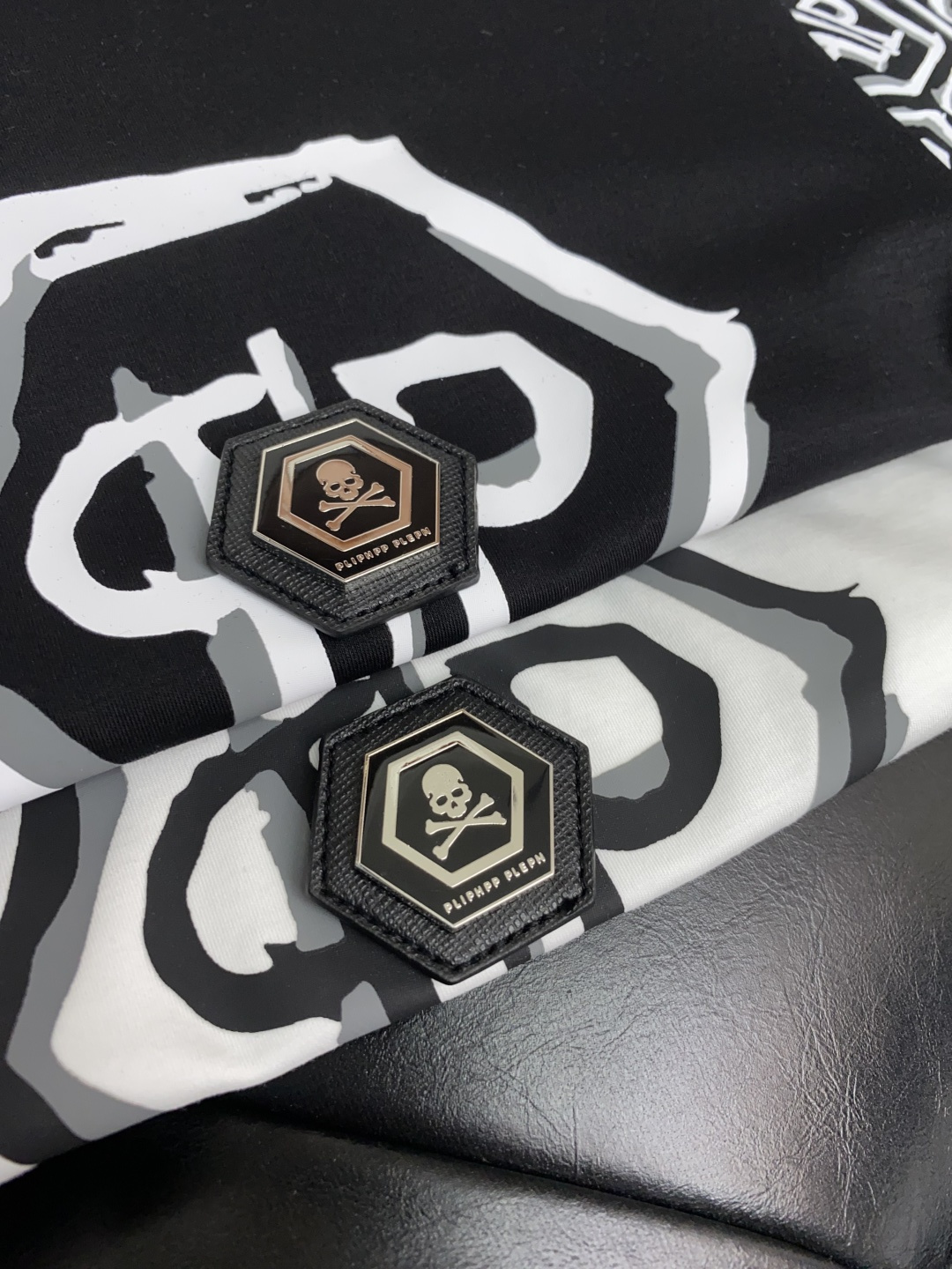  PP 系列 VIP高级定制 2025新款短袖  百搭款式 任何人都可以轻松驾驭 面料全订制工艺 高定一