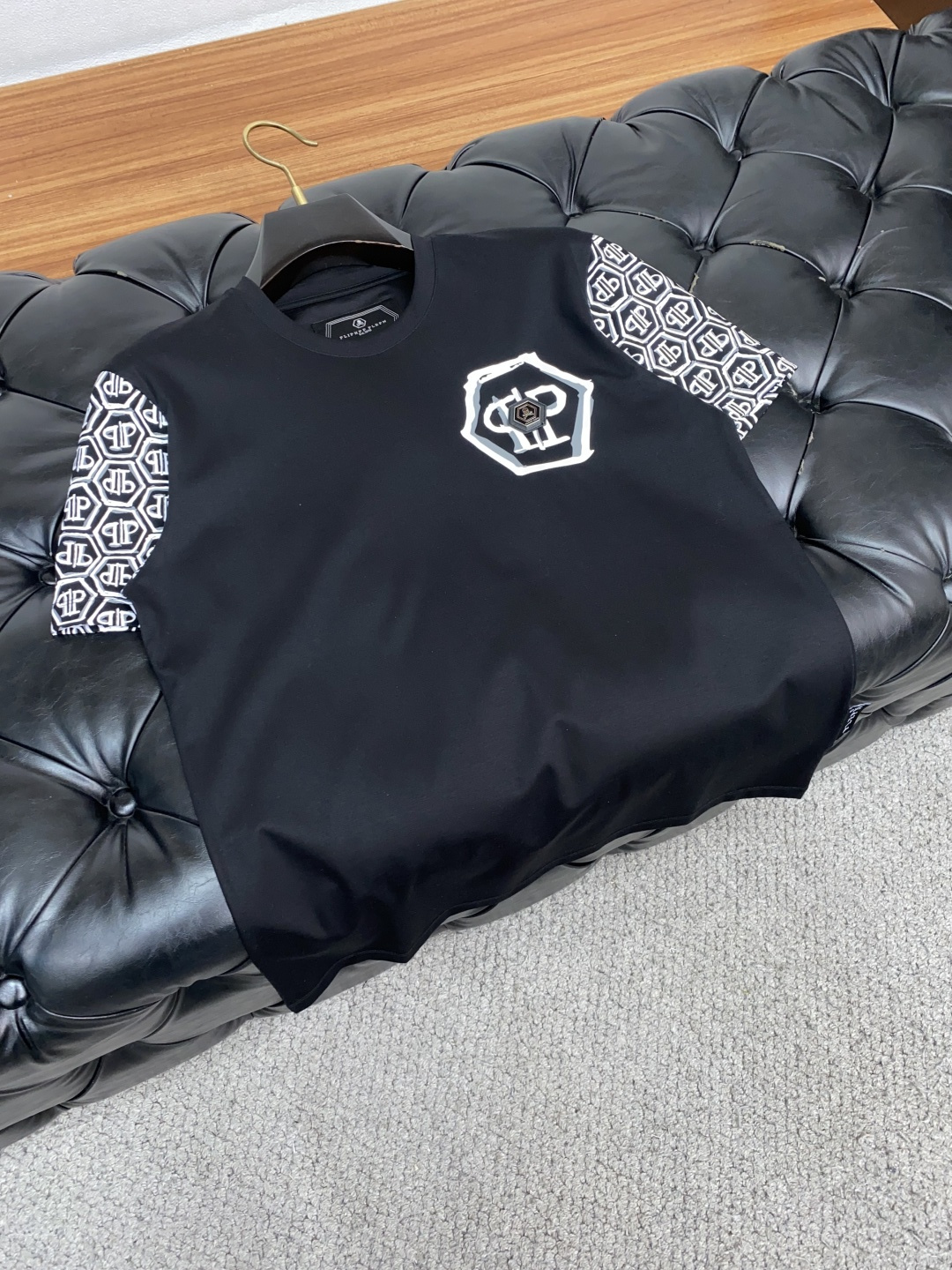  PP 系列 VIP高级定制 2025新款短袖  百搭款式 任何人都可以轻松驾驭 面料全订制工艺 高定一