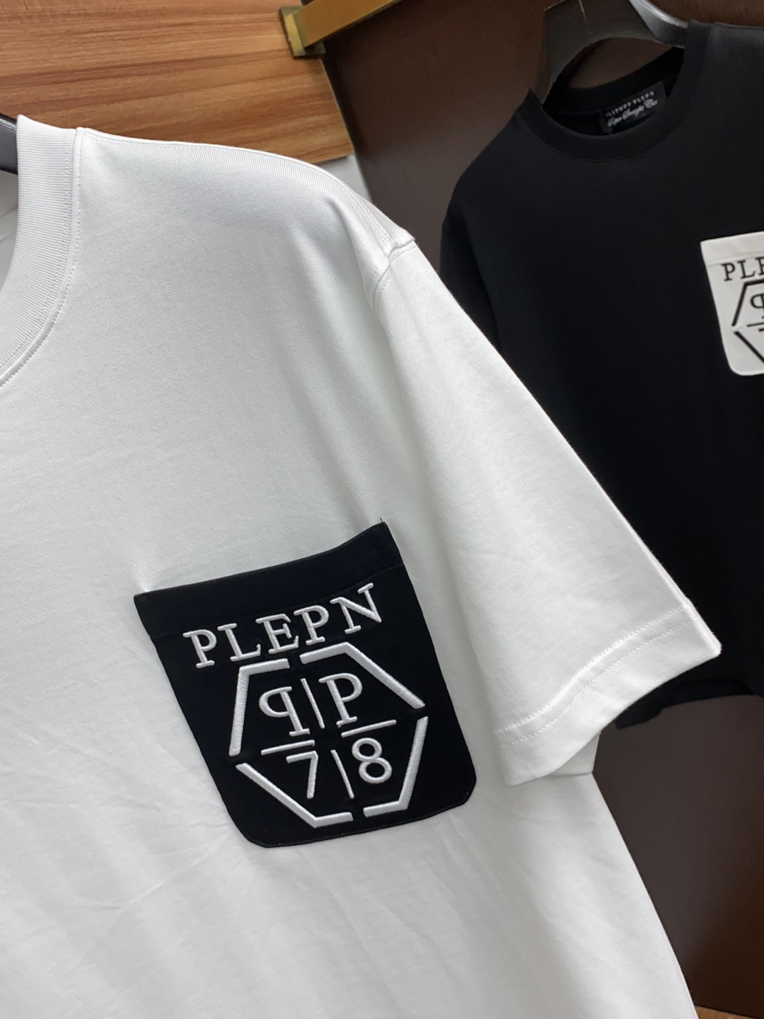  PP 系列 VIP高级定制 2025新款短袖  百搭款式 任何人都可以轻松驾驭 面料全订制工艺 高定一