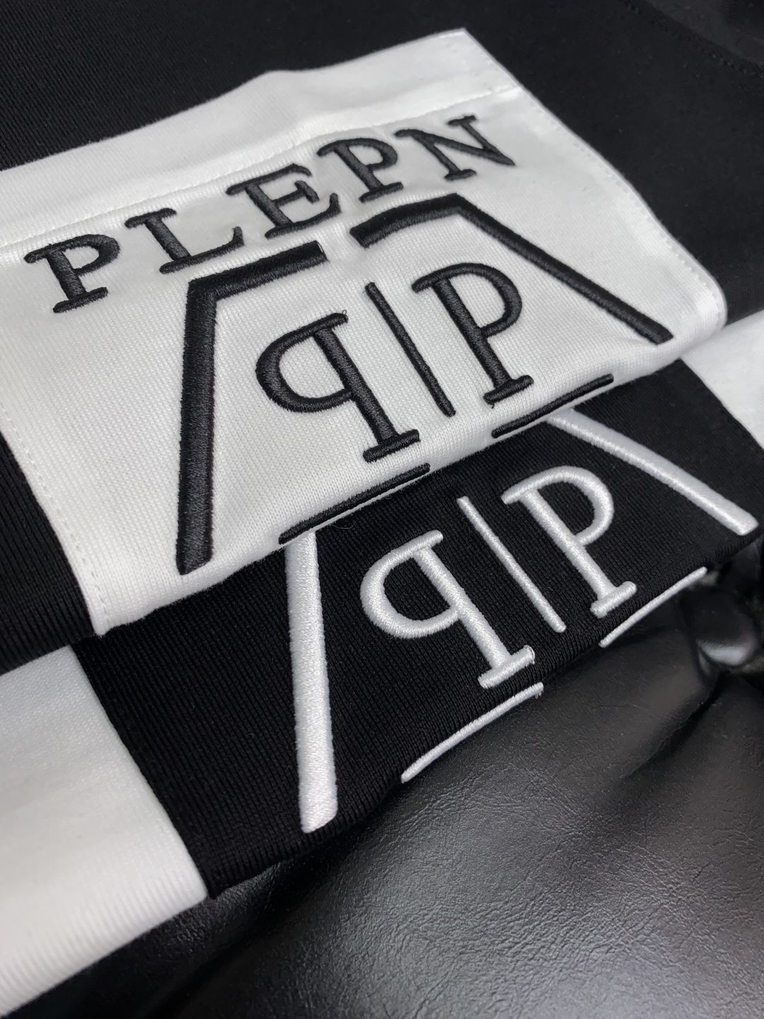  PP 系列 VIP高级定制 2025新款短袖  百搭款式 任何人都可以轻松驾驭 面料全订制工艺 高定一