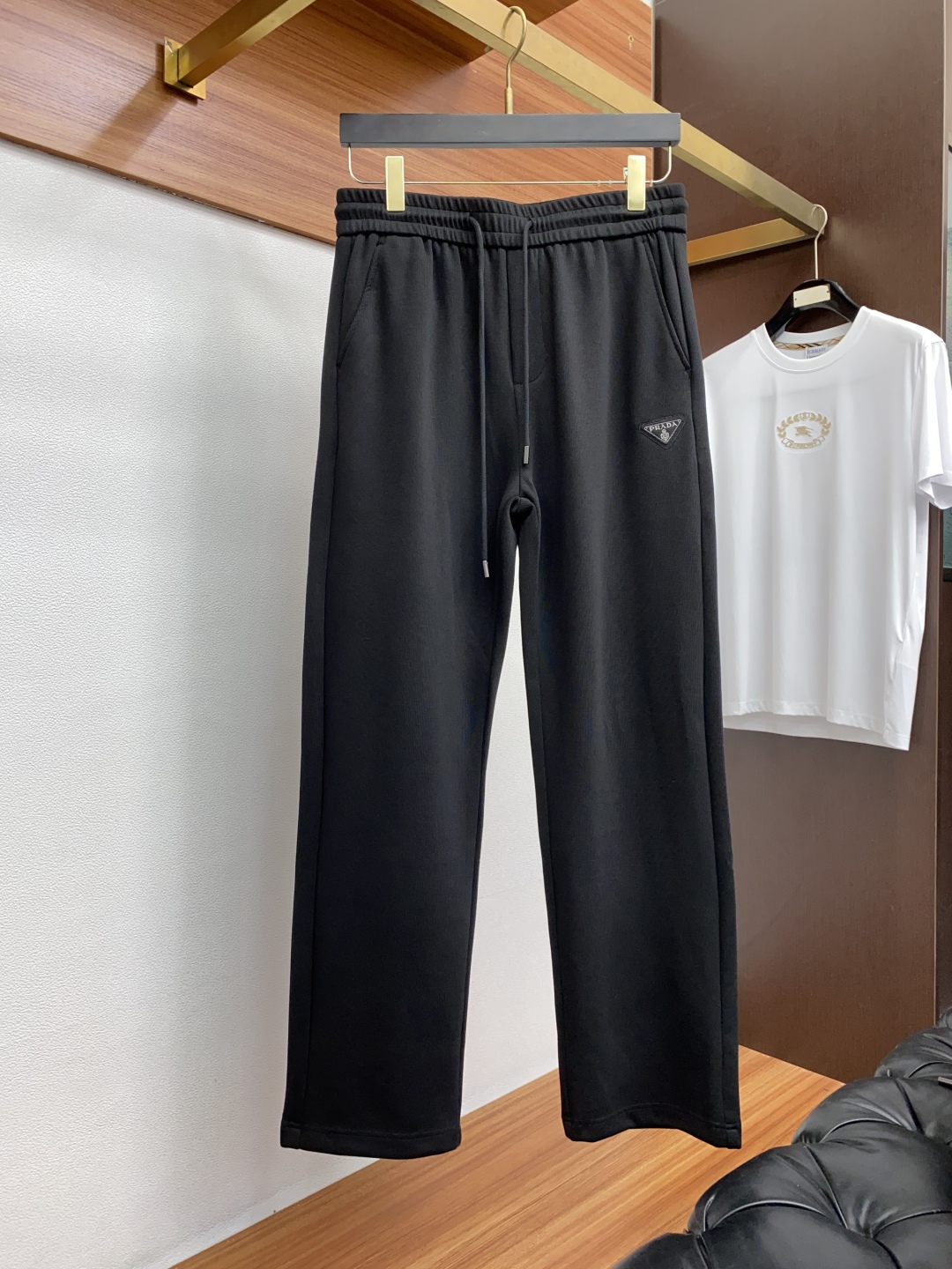 普拉达 2025SS早秋冬新品 加厚纯棉面料男士运动休闲裤 每季必出的类型，无需质疑的热卖王牌单品，符合