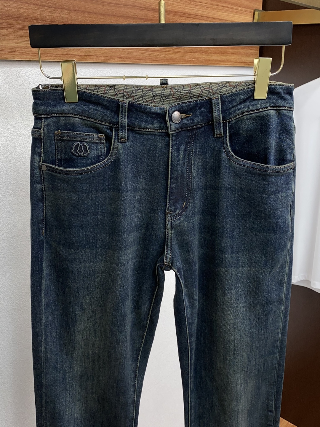 蒙口 25ss秋冬 新款 男士小直筒原单 牛仔裤 秋冬新款超柔软，弹力面料，复杂的手工艺叠加，任何一个洗