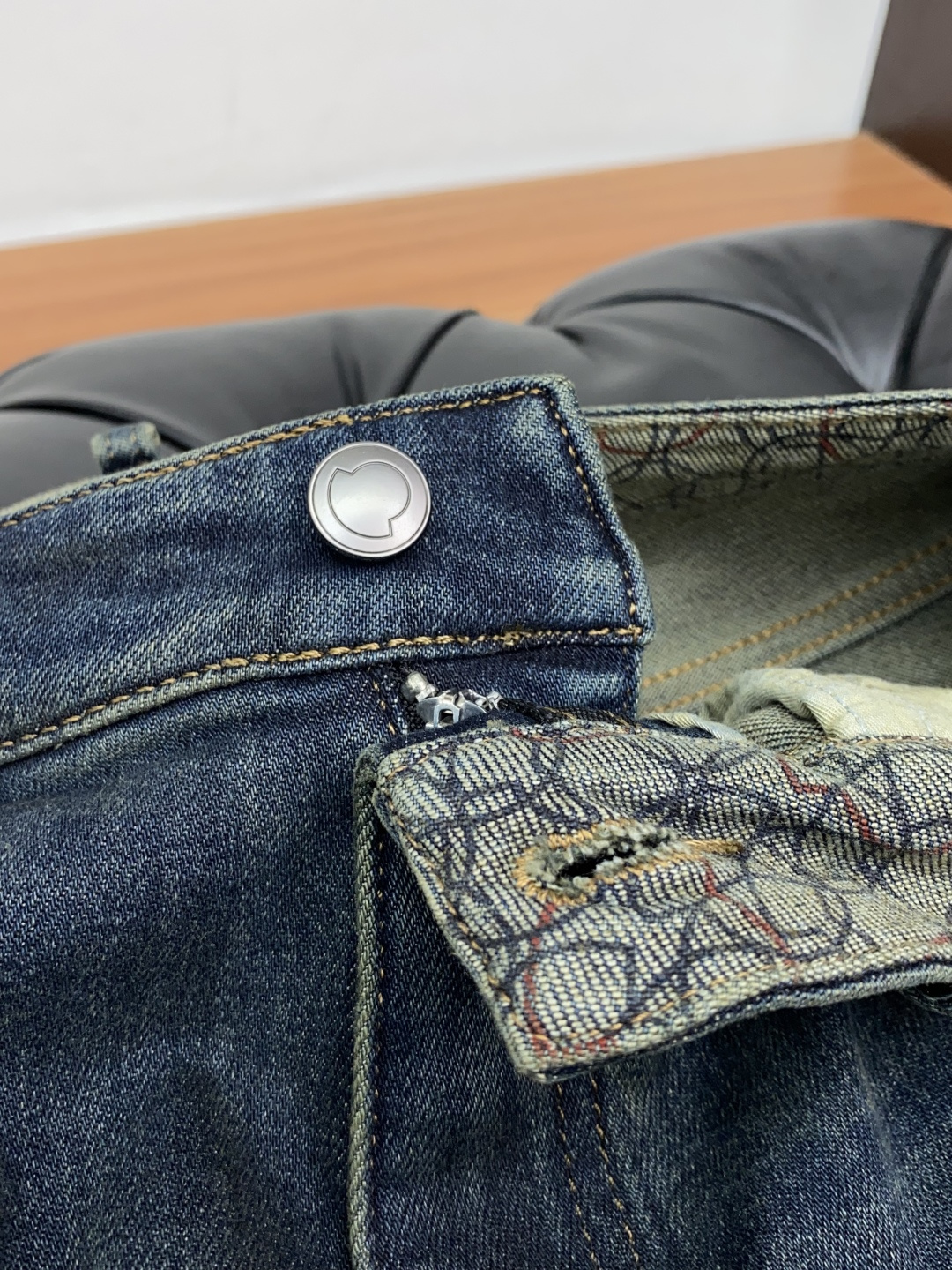 蒙口 25ss秋冬 新款 男士小直筒原单 牛仔裤 秋冬新款超柔软，弹力面料，复杂的手工艺叠加，任何一个洗