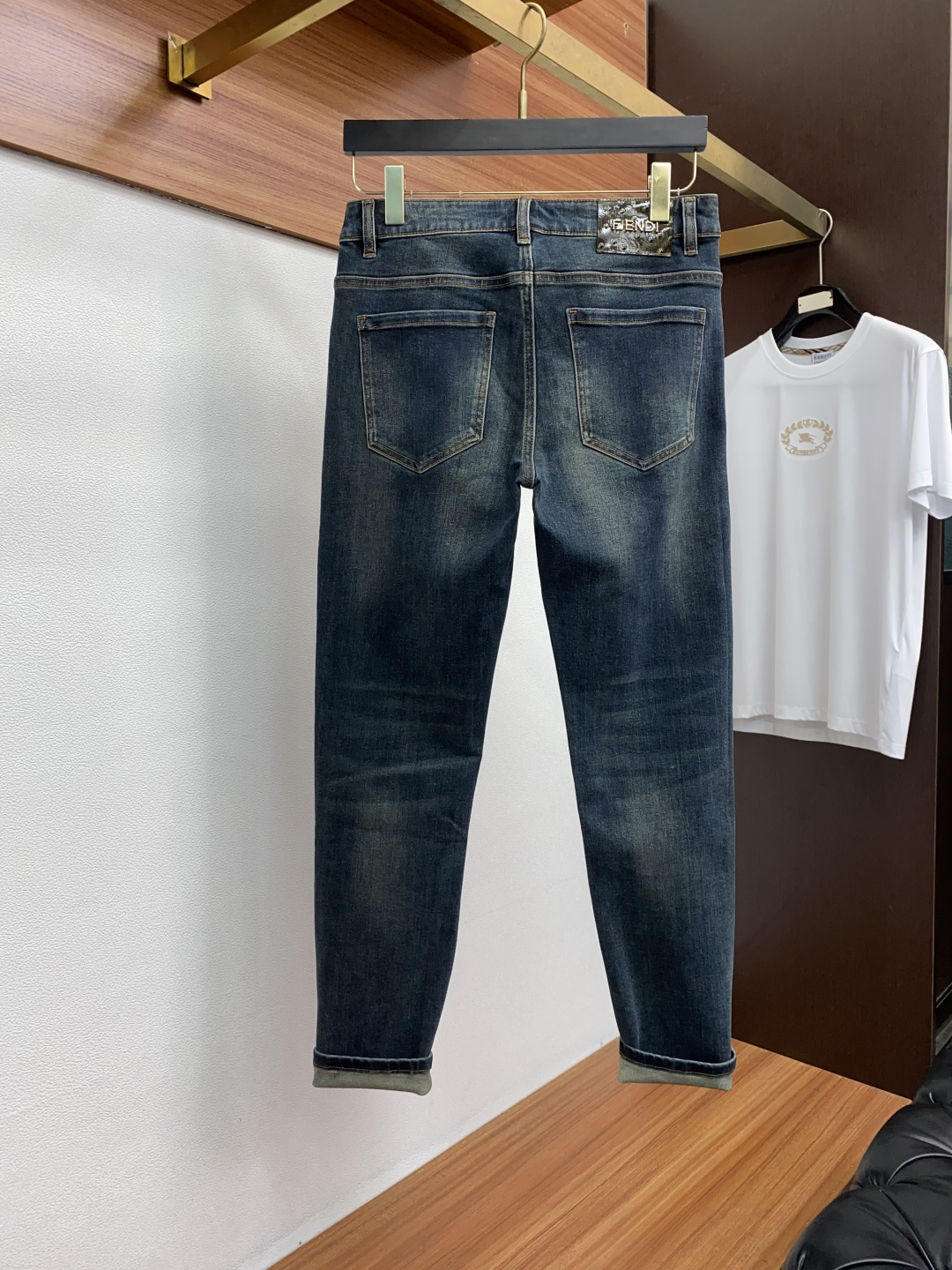 芬迪 修身时尚牛仔裤 精梳牛仔面料  设计亮点：五金色使用超A级电镀金属色：古金色A级工艺！定制专用金属