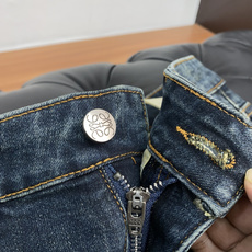 罗意威 修身时尚牛仔裤 精梳牛仔面料 设计亮点:五金色使用超A级电镀金属色:古金色A级工艺!定制专用金 罗意威 修身时尚牛仔裤 精梳牛仔面料 设计亮点:五金色使用超A级电镀金属色:古金色A级工艺!定制专用金