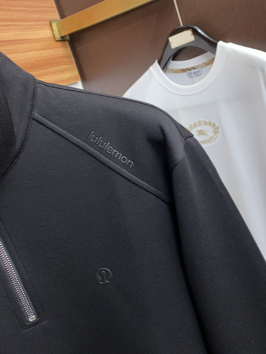 LULU 25秋冬家族男士高端简约小立领半拉链加厚空气棉长袖 卫衣，香港洋行渠道货，纯正血统品质，25年