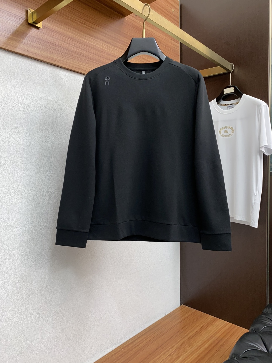 on 昂跑 家族男士高端简约圆领双面德绒长袖 卫衣，香港洋行渠道货，纯正血统品质，25年秋冬 新款，经典