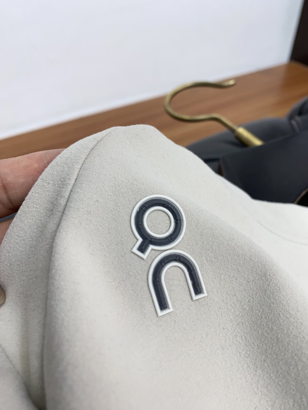 on 昂跑 家族男士高端简约圆领双面德绒长袖 卫衣，香港洋行渠道货，纯正血统品质，25年秋冬 新款，经典