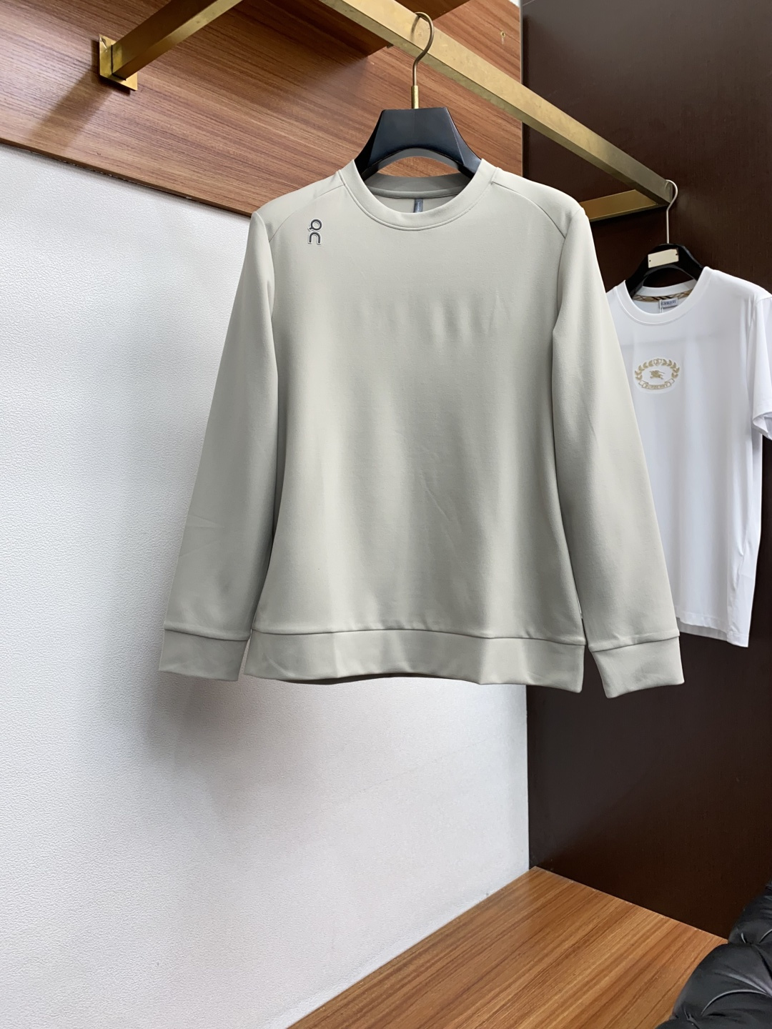 on 昂跑 家族男士高端简约圆领双面德绒长袖 卫衣，香港洋行渠道货，纯正血统品质，25年秋冬 新款，经典