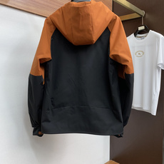 ZEGNA杰尼亚 25秋冬新品,户外连帽冲锋衣外套。科技与匠艺的都市先锋,演绎灵动风尚。以橘色与经典的黑 ZEGNA杰尼亚 25秋冬新品,户外连帽冲锋衣外套。科技与匠艺的都市先锋,演绎灵动风尚。以橘色与经典的黑
