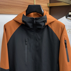 ZEGNA杰尼亚 25秋冬新品,户外连帽冲锋衣外套。科技与匠艺的都市先锋,演绎灵动风尚。以橘色与经典的黑 ZEGNA杰尼亚 25秋冬新品,户外连帽冲锋衣外套。科技与匠艺的都市先锋,演绎灵动风尚。以橘色与经典的黑