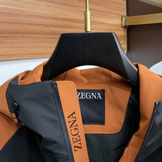 ZEGNA杰尼亚 25秋冬新品,户外连帽冲锋衣外套。科技与匠艺的都市先锋,演绎灵动风尚。以橘色与经典的黑 ZEGNA杰尼亚 25秋冬新品,户外连帽冲锋衣外套。科技与匠艺的都市先锋,演绎灵动风尚。以橘色与经典的黑