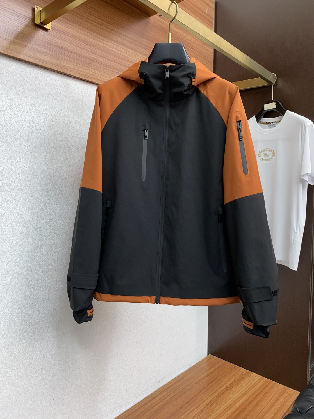 ZEGNA杰尼亚 25秋冬新品，户外连帽冲锋衣外套。科技与匠艺的都市先锋，演绎灵动风尚。以橘色与经典的黑