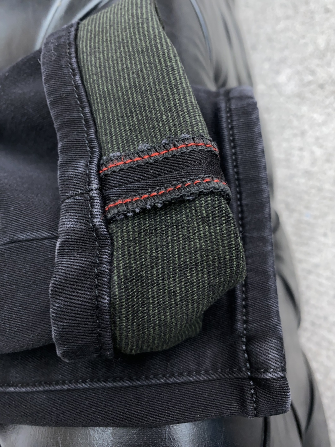 巴宝莉 25年秋冬新款休闲牛仔裤裤 干净利落剪裁，都市风十足 采用精纺面料手感软糯干爽，上身效果挺括有型