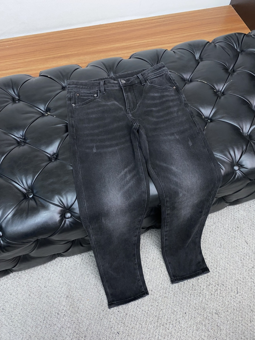 巴宝莉 25年秋冬新款休闲牛仔裤裤 干净利落剪裁，都市风十足 采用精纺面料手感软糯干爽，上身效果挺括有型