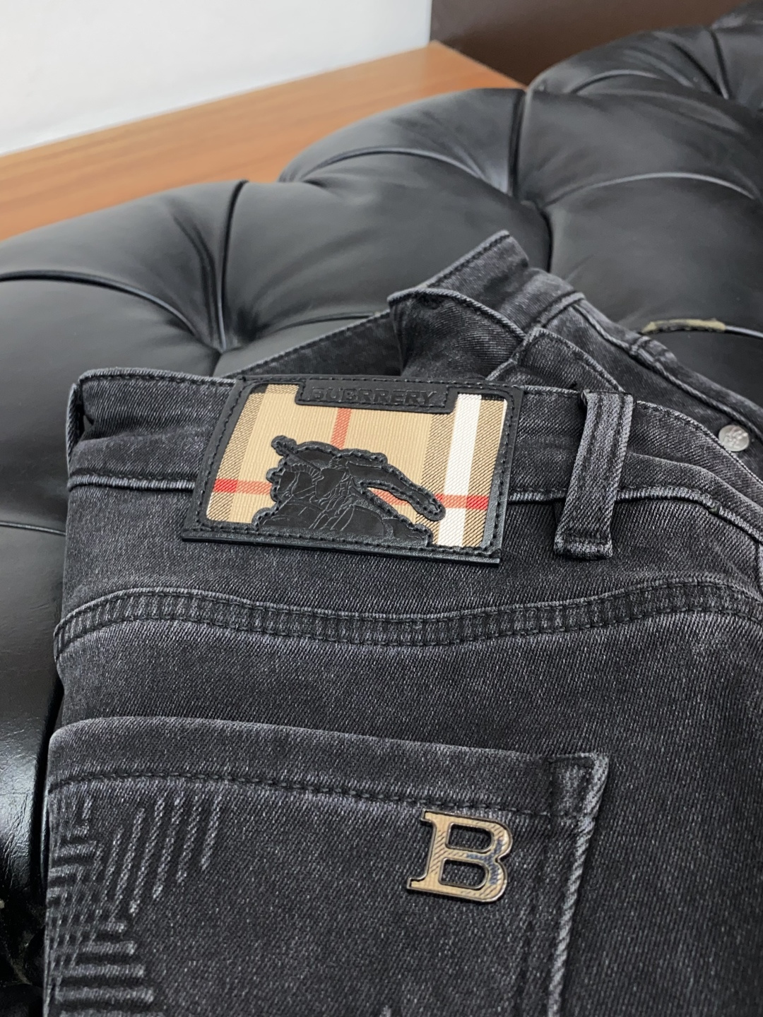 巴宝莉 25年秋冬新款休闲牛仔裤裤 干净利落剪裁，都市风十足 采用精纺面料手感软糯干爽，上身效果挺括有型