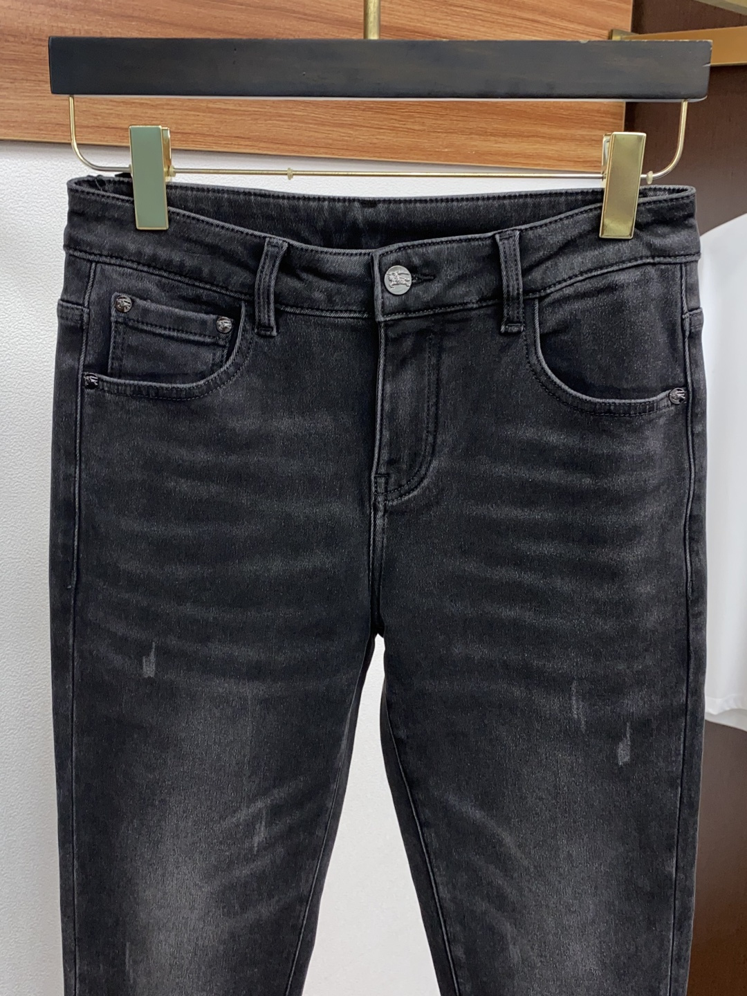 巴宝莉 25年秋冬新款休闲牛仔裤裤 干净利落剪裁，都市风十足 采用精纺面料手感软糯干爽，上身效果挺括有型