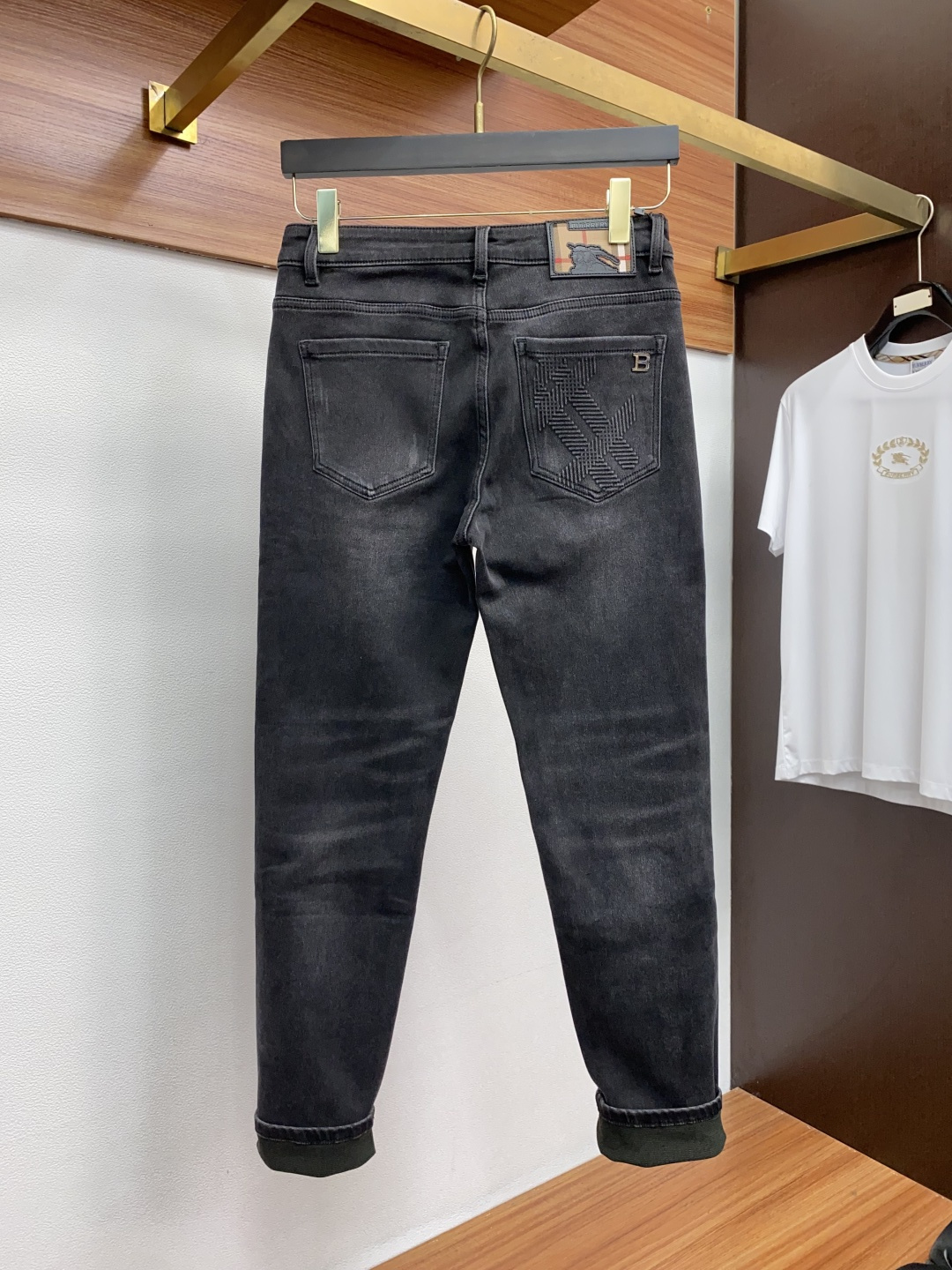巴宝莉 25年秋冬新款休闲牛仔裤裤 干净利落剪裁，都市风十足 采用精纺面料手感软糯干爽，上身效果挺括有型